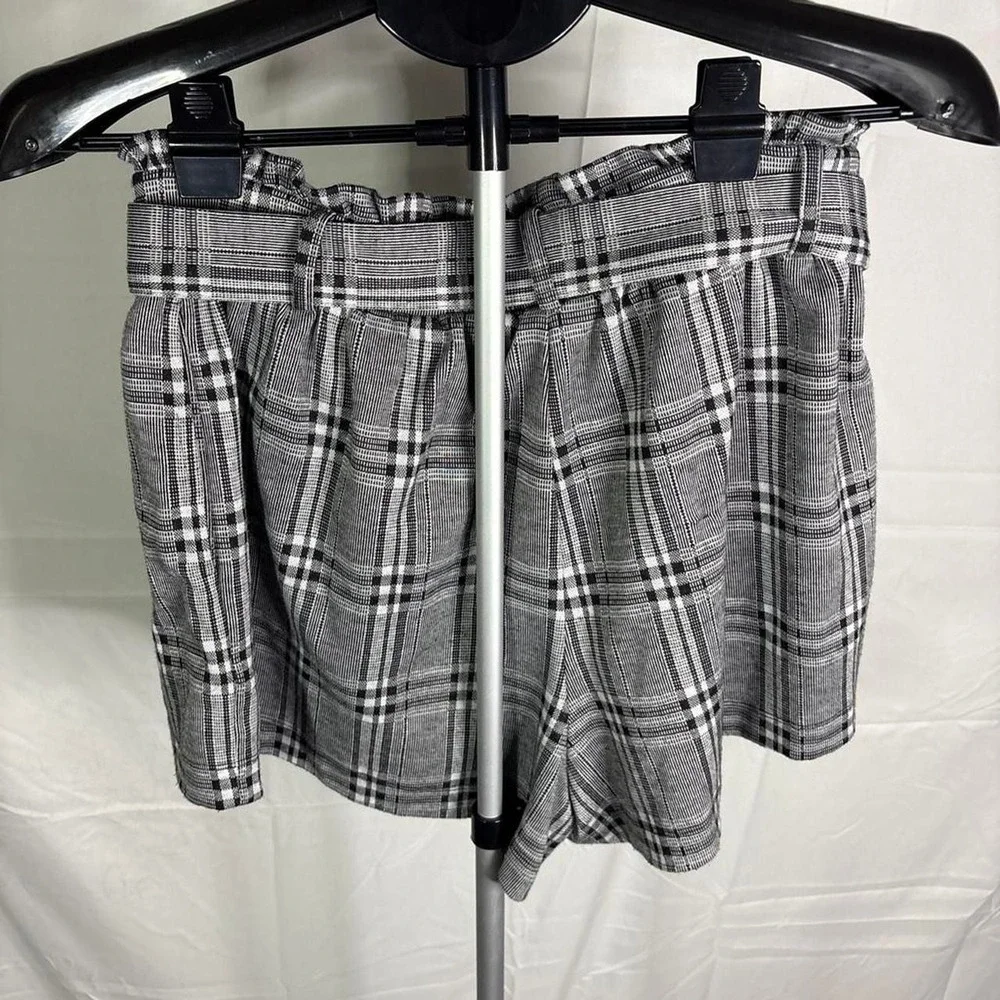 American Eagle Plaid shorts with belt